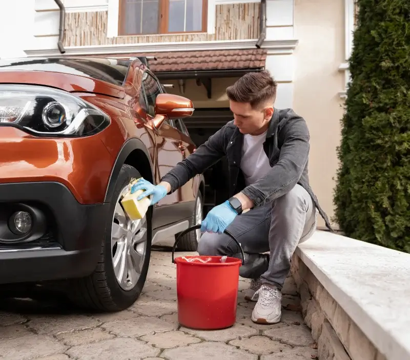 Lavage auto à domicile Pommerit-le-Vicomte : professionnel intervenant sur un véhicule
